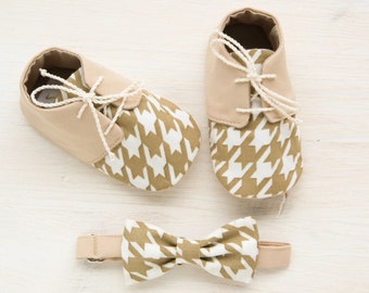 Zapatos de bautizo beige, Patucos y pajarita bebé niño marrón claro, zapatos bebé hechos a mano