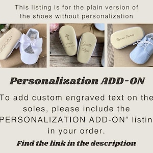 K&ouml;nnte beinhalten: Drei Paar Babyschuhe mit personalisiertem Text auf den Sohlen. Die Schuhe sind wei&szlig;, blau und beige. Der Text auf den Sohlen lautet "08.06.2024", "Guidle Alyse" und "Ryman James".