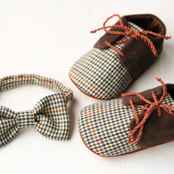 Baby boy gift set - shoes and bow tie, brown plaid corduroy baby oxford shoes, Newsboy outfit, baby shower gift.