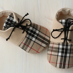 Baby boy shoes and bow tie set, newborn photo prop, Beige plaid tartan baby outfit, baby shower gift, 1st birthday, wedding outfit image 6