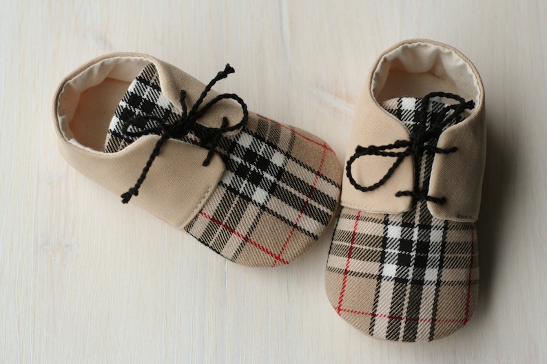 Baby boy shoes and bow tie set, newborn photo prop, Beige plaid tartan baby outfit, baby shower gift, 1st birthday, wedding outfit image 6