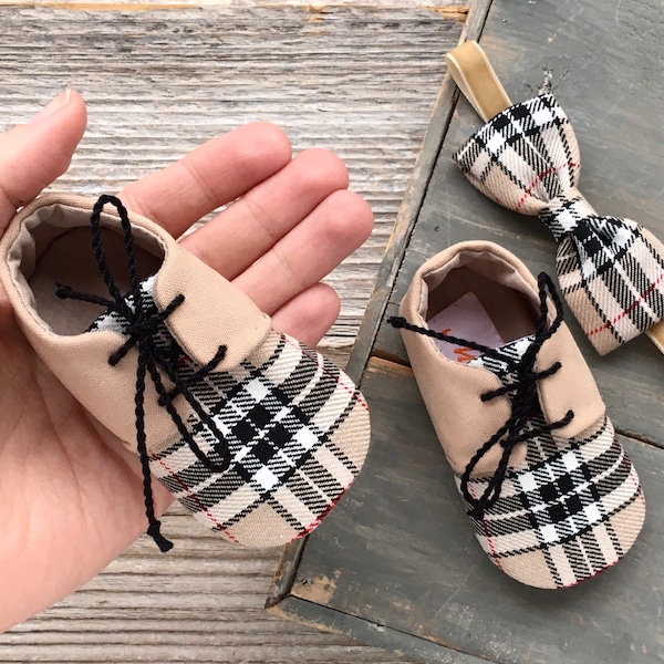 Baby boy shoes and bow tie set, newborn photo prop, Beige plaid tartan baby outfit, baby shower gift, 1st birthday, wedding outfit