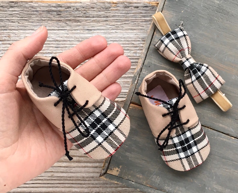 Baby boy shoes and bow tie set, newborn photo prop, Beige plaid tartan baby outfit, baby shower gift, 1st birthday, wedding outfit image 1