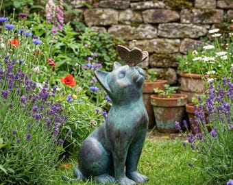 Statua di gatto con farfalla, decorazione da giardino, ornamento per esterni, scultura artistica di animale.