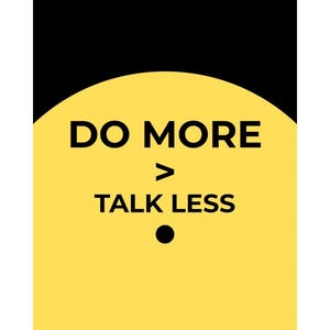 Puede incluir: Gráfico motivacional con el texto "DO MORE > TALK LESS" en letras negras en negrita. El texto está centrado en un círculo amarillo sobre un fondo negro. Un punto negro está debajo.