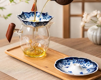 Colador de té de porcelana azul y blanca hecho a mano / Infusor de hojas sueltas con diseño floral vintage, recipiente antigoteo.