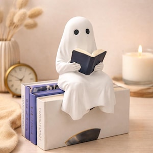 Figurka ducha czytającego – minimalistyczny wystrój dla miłośników książek, ozdoba na półkę, przytulny akcent w kąciku do czytania