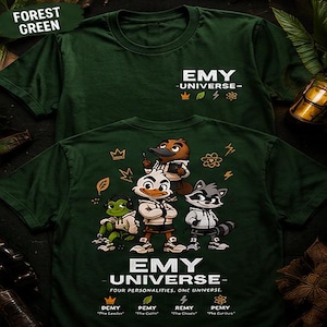 Może przedstawiać: Leśno-zielony t-shirt z napisem EMY UNIVERSE z przodu i z tyłu. Grafika na plecach przedstawia cztery postacie z kreskówek wraz z ikonami korony, liścia, błyskawicy i atomu, podpisane jako Demy, Pemy, Remy oraz Demy.