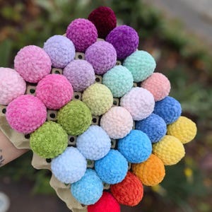 Pode incluir: Conjunto de três canecas de cerâmica com acabamento fosco e salpicado. As canecas são em tons de creme, cinza claro e cinza escuro. Cada caneca tem um design simples e minimalista, perfeito para café ou chá.