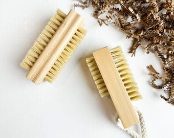 Cepillo de uñas de bambú con cerdas de sisal natural.