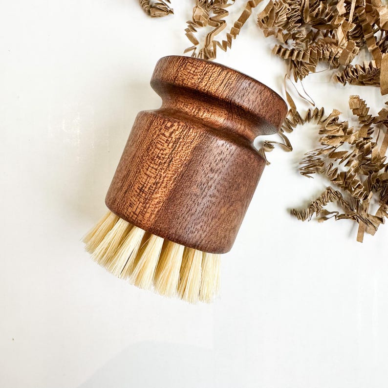 Puede incluir: Un cepillo de madera para lavar platos con un mango cil&iacute;ndrico de color marr&oacute;n oscuro y cerdas de color claro. El cepillo est&aacute; hecho de madera y cerdas naturales, dise&ntilde;ado para limpiar platos. Es una herramienta de cocina.