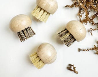 Cepillo de bambú con forma de seta y cerdas naturales para lavar platos.