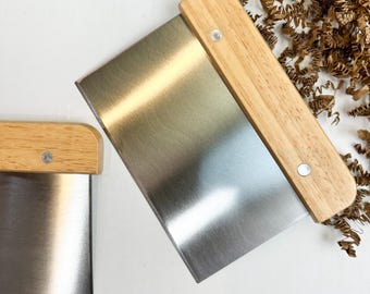 Raspador de masa de acero inoxidable con mango de madera