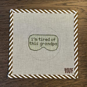 Ich bin müde von diesem Opa Nadelspitze Ornament Leinwand | Modernes handbemaltes 10,5 cm rundes Design