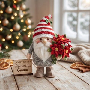 Può includere: Una statuetta di gnomo all'uncinetto con un cappello a righe rosse e bianche, un corpo grigio e stivaletti color cuoio. Lo gnomo tiene in mano un bouquet di stelle di Natale rosse con foglie verdi. Un cartello in legno accanto recita: CROCHET PATTERN Poinsettia Gnome.