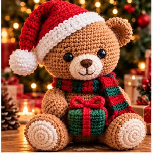 Può includere: Un orsacchiotto lavorato all'uncinetto di colore beige con un cappello da Babbo Natale rosso e bianco e una sciarpa a righe rosse e verdi. L'orso tiene in mano un piccolo pacchetto regalo verde all'uncinetto con un fiocco rosso.