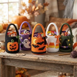 Può includere: Cinque cestini cilindrici all'uncinetto per Halloween, ognuno con un'applicazione unica: una zucca, un fantasma, pipistrelli con una mezzaluna, caramelle a forma di mais e un cappello da strega. Ogni cestino ha un manico e dolci assortiti.
