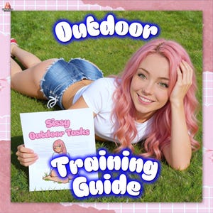 Puede incluir: Una persona con cabello rosado sonríe mientras yace sobre la hierba, sosteniendo una guía de entrenamiento. La portada de la guía dice "Sissy Outdoor Tasks" y "Training Guide" en una fuente juguetona. El fondo presenta la palabra "Outdoor" en una fuente de burbujas azul.