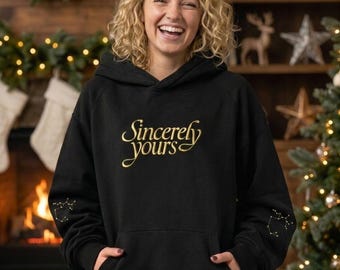 Zwarte oversized hoodie, goudkleurig Sincerely Yours-borduursel, Constellation-mouwdetail