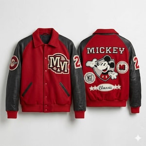 Può includere: Giacca varsity rossa e nera con toppe di Mickey Mouse. La giacca ha maniche in pelle nera, corpo rosso e una grafica di Mickey Mouse sul retro. Le toppe includono "Mickey", "Classic" e "MM".