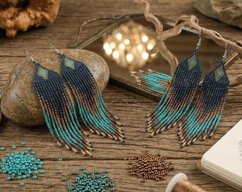 Handgeweven rocailles met franje, ombreblauwe teal bronzen hangers