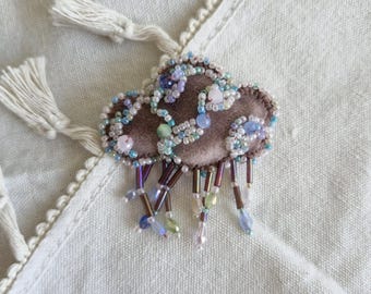 Broche Nube de Lavanda – Broche de lluvia con cuentas hecho a mano