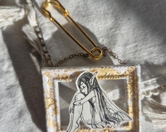 Broche de hada gótica hecho a mano, broche artístico con movimiento, detalles dorados, regalo artístico para lucir