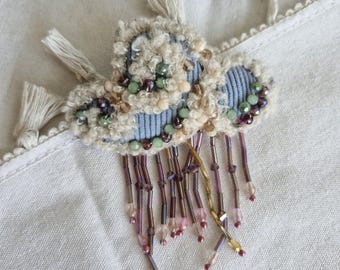 Broche de nube bordado – Un broche textil único