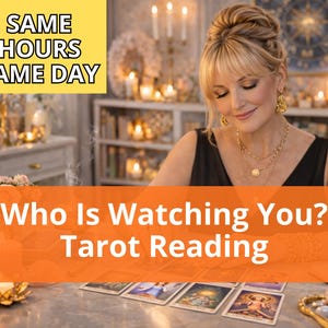Può includere: Una donna bionda con gioielli d'oro è seduta a un tavolo con carte dei tarocchi. L'immagine include il testo "Same Hours Same Day" e "Who Is Watching You? Tarot Reading."