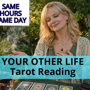 Peut inclure: Image publicitaire pour une consultation de tarot. Le texte indique « SAME HOURS SAME DAY » et « YOUR OTHER LIFE Tarot Reading ». Une femme blonde est présentée, avec des cartes de tarot et une bougie allumée visibles.