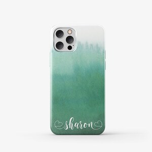 Puede incluir: Una funda de tel&eacute;fono de color verde y blanco degradado con un contorno blanco de dos corazones y el nombre "sharon" en letras blancas cursivas.