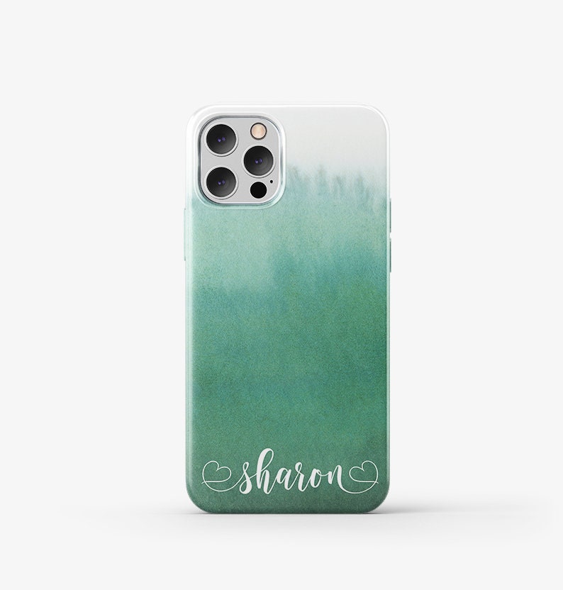 Puede incluir: Una funda de tel&eacute;fono de color verde y blanco degradado con un contorno blanco de dos corazones y el nombre "sharon" en letras blancas cursivas.