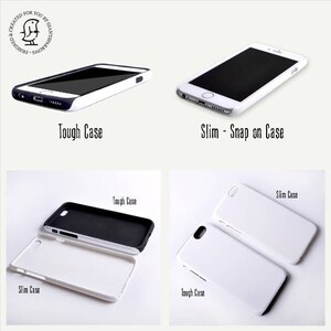 Puede incluir: Se muestran dos fundas para tel&eacute;fono, una negra y una blanca. La funda negra es una funda resistente y la funda blanca es una funda fina. Las fundas se muestran en diferentes posiciones para mostrar las diferentes caracter&iacute;sticas de cada funda.
