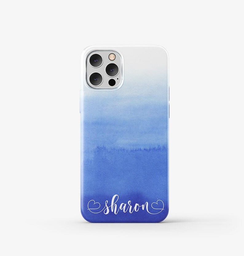 Puede incluir: Una funda de tel&eacute;fono azul y blanco degradado con el nombre "sharon" escrito en cursiva blanca con un coraz&oacute;n a cada lado del nombre.