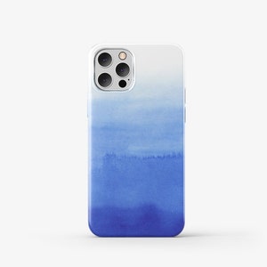 Puede incluir: Una funda transparente para tel&eacute;fono con un dise&ntilde;o de acuarela azul. El dise&ntilde;o se desvanece de un azul claro en la parte superior a un azul oscuro en la parte inferior.