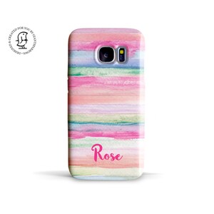 Könnte beinhalten: Eine Handyhülle mit einem Aquarelldesign aus horizontalen Streifen in Rosa, Blau, Grün und Pfirsich. Der Name "Rose" ist unten in rosa Schrift geschrieben. Die Hülle hat eine Kamera- und Blitzöffnung.