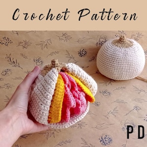 Puede incluir: Imagen de un patrón de crochet que muestra dos artículos hechos a mano. Uno es un pecho de ganchillo beige y marrón, y el otro es un artículo de ganchillo beige con interior amarillo y rosa. El texto "Crochet Pattern" está en la parte superior y "PDF" en la parte inferior.