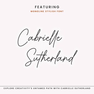 Può includere: Sfondo rosa chiaro con la scritta "FEATURING MONOLINE STYLISH FONT" in marrone scuro. Il nome "Cabrielle Sutherland" è scritto in corsivo. La frase "EXPLORE CREATIVITY'S UNTAMED PATH WITH CABRIELLE SUTHERLAND" è in basso.