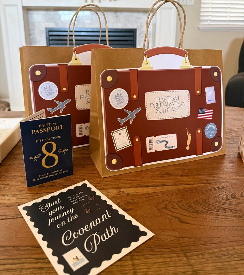 Peut inclure: Deux sacs cadeaux en papier brun con&ccedil;us comme des valises vintage avec des autocollants de voyage et le texte BAPTISM PREPARATION SUITCASE. Un livret BAPTISM PASSPORT bleu fonc&eacute; et une carte noire avec le texte Start your journey on the Covenant Path.