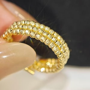 18K massivt guld diamantslipat trippelrad stretchring | En storlek passar alla | Stapelbar alliansring | Sommarberlock i guld | Gåva till henne