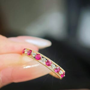 Ring met natuurlijke robijn van 18 karaat in duivenbloedkleur, gecertificeerde robijn-diamantring, gouden eeuwigheidsring, subtiele stapelring, jubileumcadeau