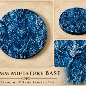 Peut inclure: Base miniature de 32 mm avec un motif bleu et blanc texturé, évoquant un paysage gelé. La base ronde a un bord noir. Le texte "32mm Miniature Base" et "Premium UV Resin Printed Top" sont visibles. Mesure environ 3,2 cm de diamètre.