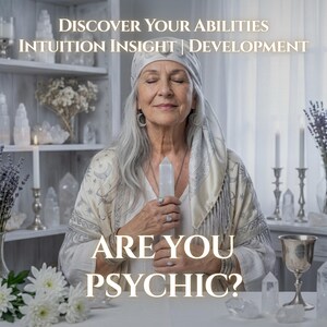 Può includere: Un'immagine presenta una donna con lunghi capelli grigi, che indossa un foulard e tiene in mano un cristallo trasparente. Il testo recita: "SCOPRI LE TUE ABILITÀ, INTUIZIONE VISIONE | SVILUPPO, SEI PSICHICO?" Lo sfondo include cristalli, candele e fiori.