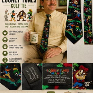 Può includere: Una cravatta nera con un motivo ripetuto di personaggi dei Looney Tunes, tra cui Bugs Bunny, Daffy Duck, Taz e Marvin il Marziano che giocano a golf. La cravatta include un'etichetta che indica 100% poliestere, prodotta in Corea, e un'etichetta Looney Tunes Mania.