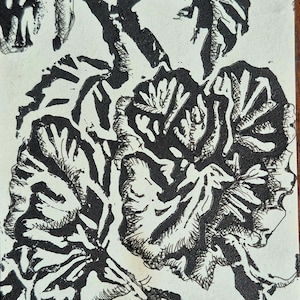 Puede incluir: Una taza de cerámica blanca con un asa negra y el texto "But First, Coffee" en negrita negra. La taza está sobre un fondo borroso, sugiriendo un ambiente acogedor. La taza mide aproximadamente 10 cm de altura.