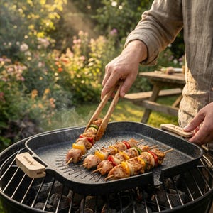 Könnte beinhalten: Rustikales Holzschild mit dem Text "Welcome to our home" in handschriftlichem Stil. Das Schild hat eine Used-Optik und ein schlichtes, einladendes Design, ideal für eine Veranda oder einen Eingangsbereich.