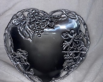 Arthur Court 10" Grape Heart Coupe Tray Aluminum Grape Leaves Vines Vtg 2002 EVC