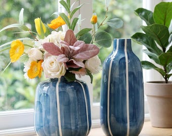 Ręcznie malowany niebieski ceramiczny wazon: nordyckie paski, minimalistyczny, nowoczesny element centralny stołu