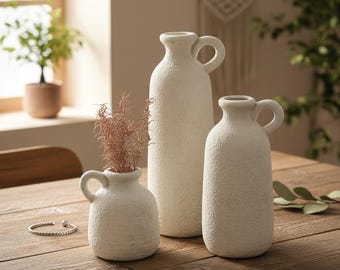 Zestaw wazonów ceramicznych o fakturze: rustykalna biała ceramika, wystrój wabi sabi, dzbanek w stylu farmhouse