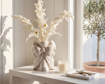 Duży ceramiczny wazon w kształcie kokardy, rustykalny, biały kwietnik, wystrój w stylu shabby chic, centralny element wystroju w stylu cottagecore, prezent na parapetówkę dla niej